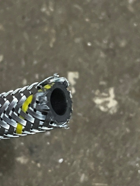 Dieselleitungmit Metallgeflecht  mit Ringöse UTB 550 640 + Fiat 550 - 640 vom Dieselhahn zur Förderpumpe